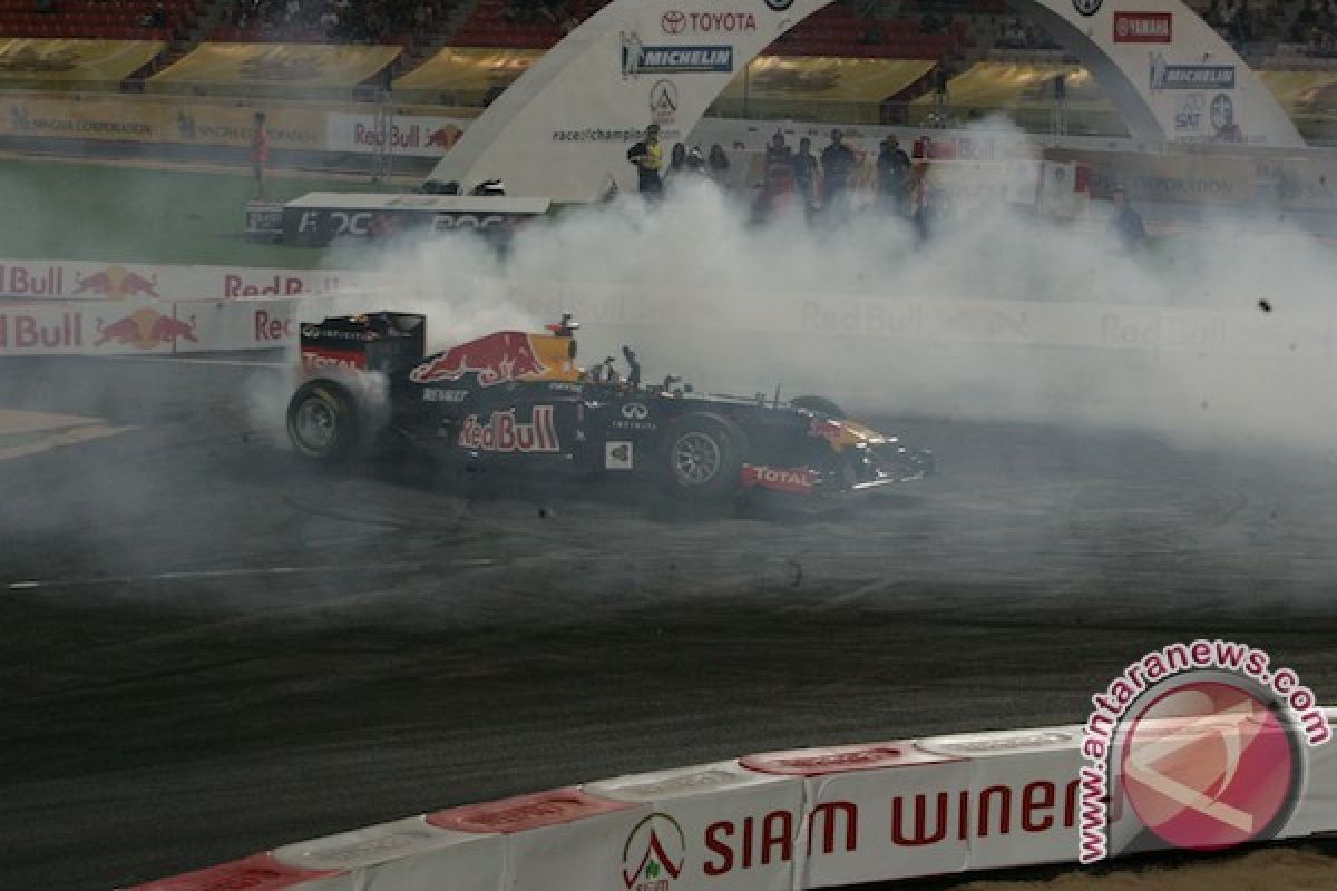David Coulthard nge-"drift" memakai mobil Formula 1