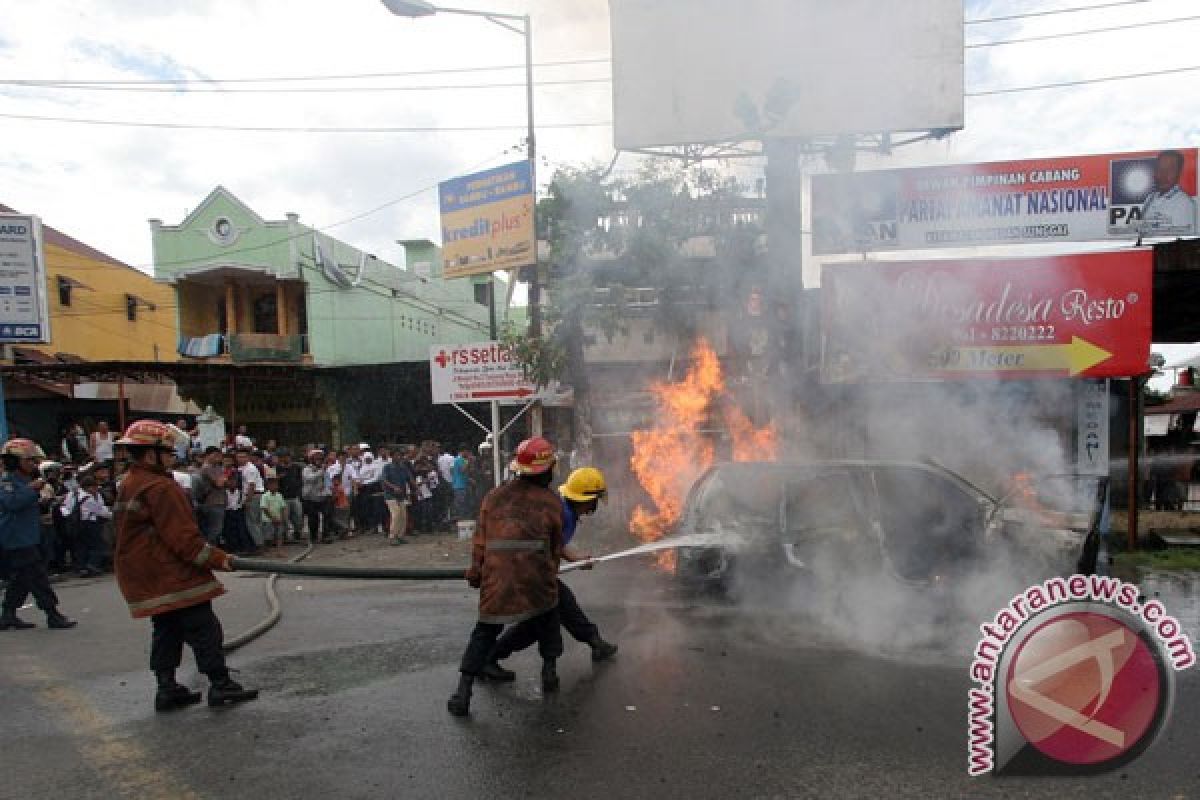 Tabrak pengendara motor mobil Nissan X-Trail dibakar massa