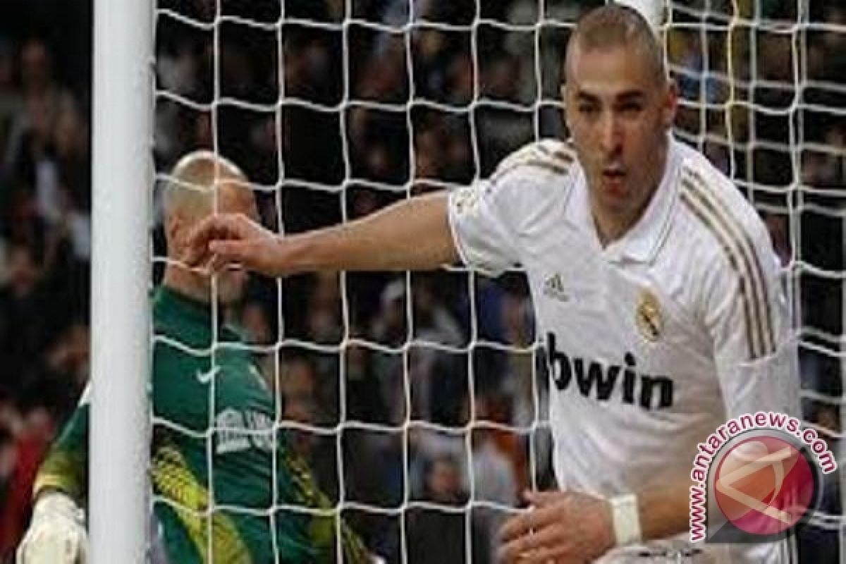 Real pertahanan start sempurna dengan dua gol Benzema