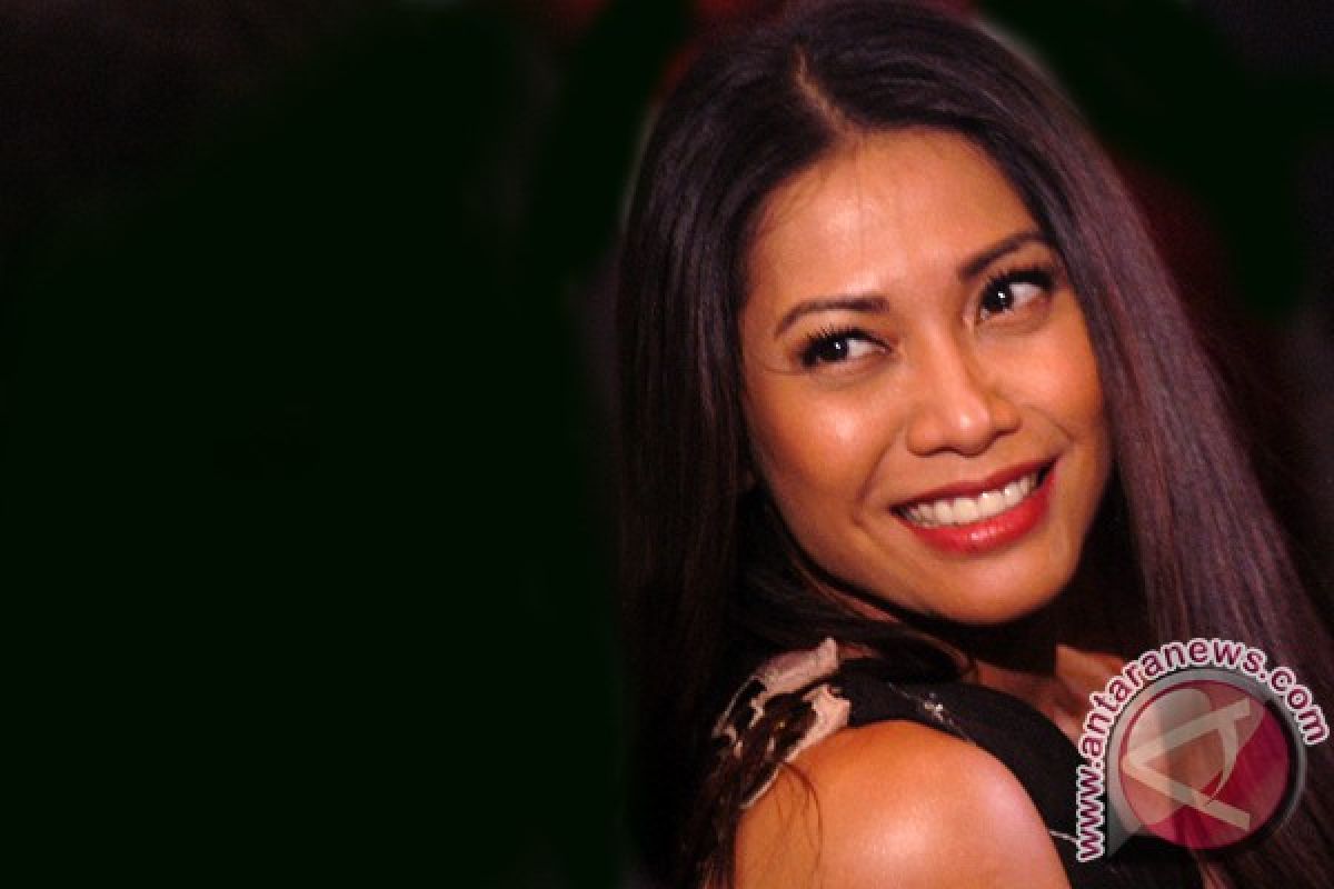 Anggun nyanyikan lagu "Pendekar Tongkat Emas"