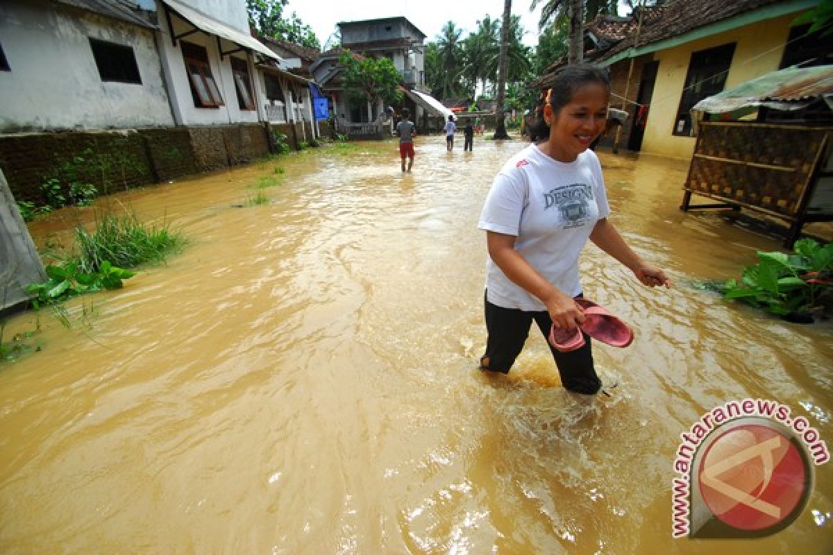 Ratusan rumah di Padang tergenang banjir