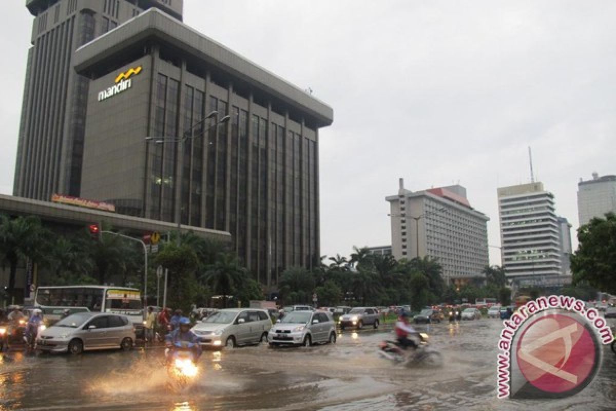 Jakarta`s main roads totally jammed due to floods 