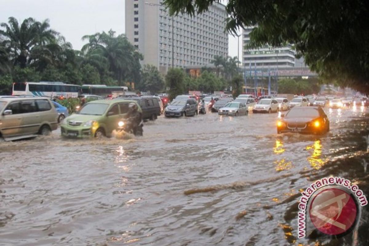 Jalan protokol Jakarta digenangi banjir