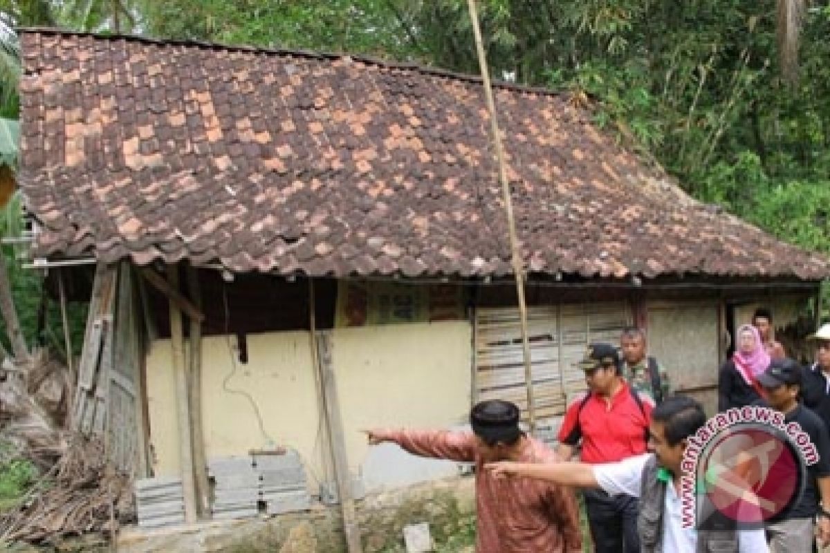 Pemkab bedah rumah korban bencana tanah longsor 