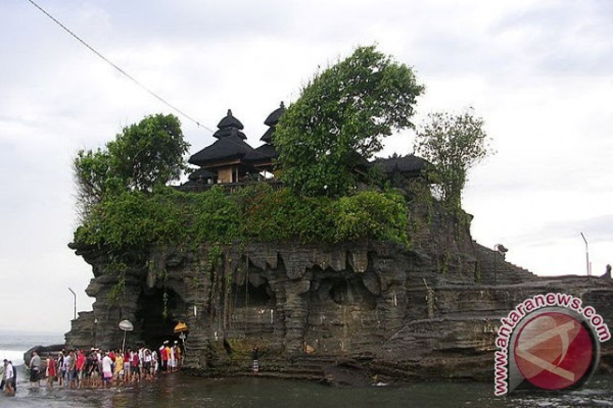 Wisatawan asing nikmati  aura air suci Tirta Empul