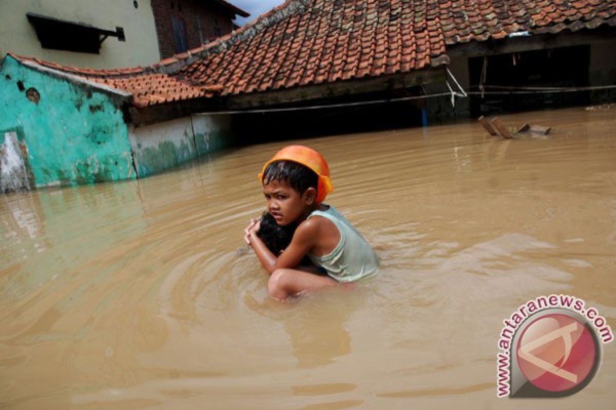 Jalan Dayeuhkolot  tergenang lebih 50cm