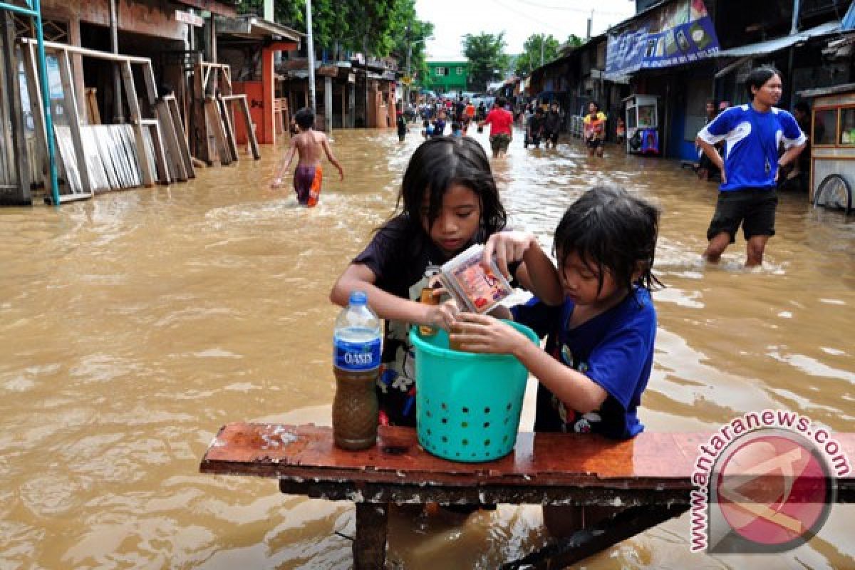 PMI deploys 200 volunteers to help handle Jakarta floods