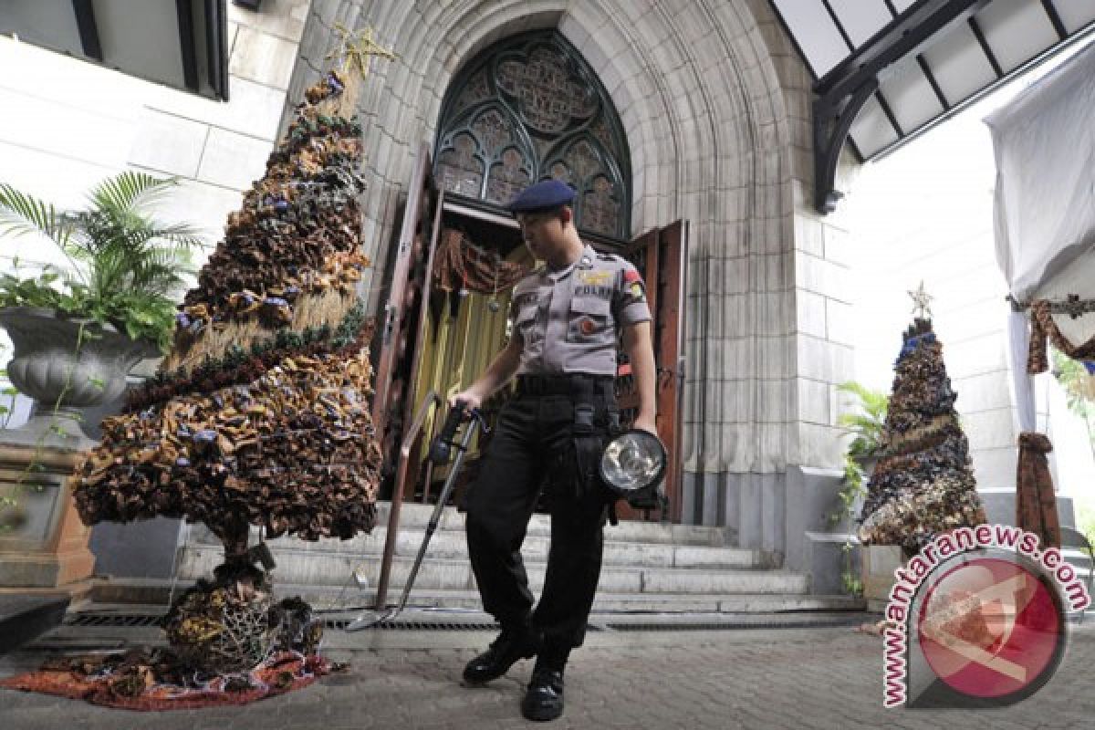 Churches in Jakarta guarded to ensure Christmas service security