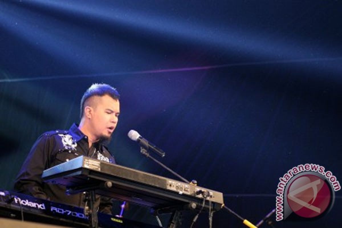 Konser Ahmad Dhani-Indra Lesmana ditunda