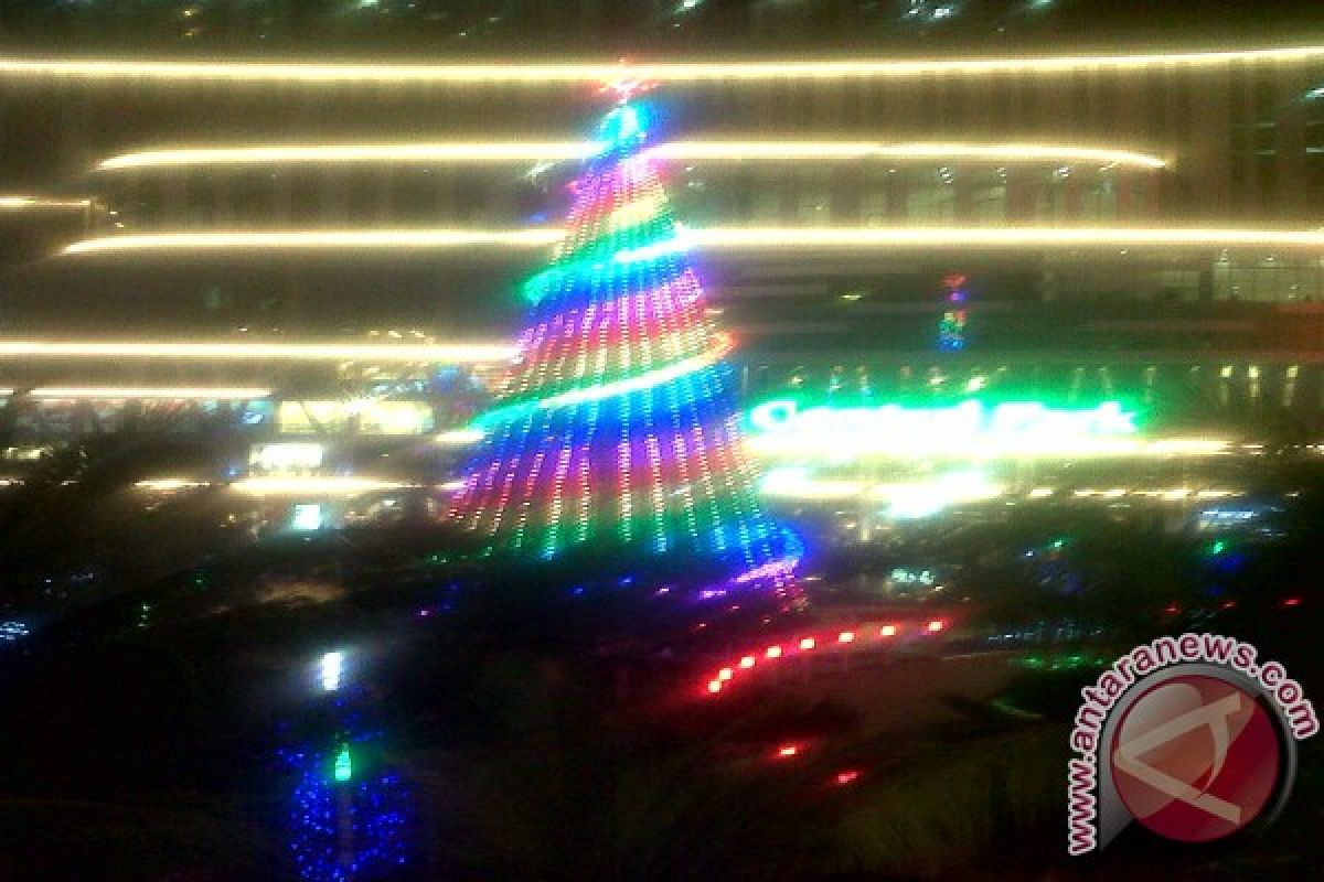 Pohon Natal raksasa hiasi mal di Jakarta 