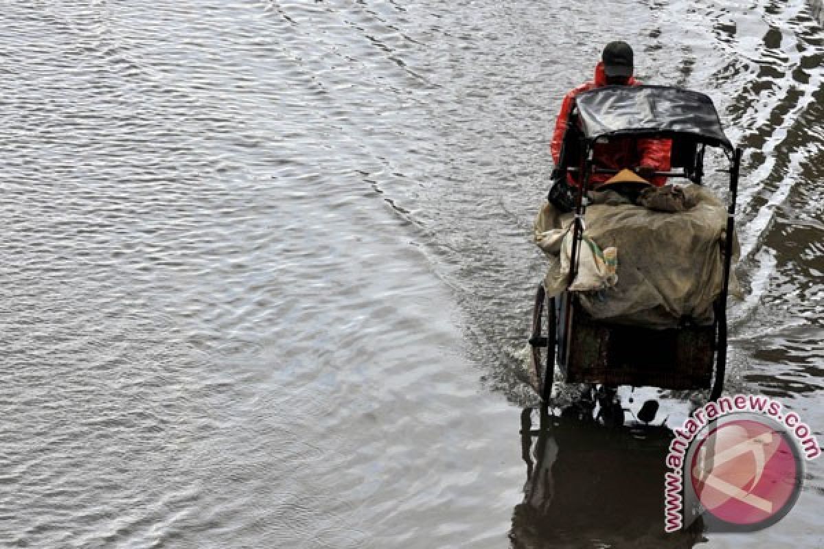 Banjir hanyutkan tiga rumah di Kolaka Utara 