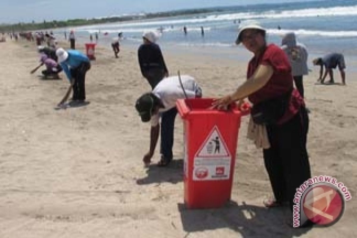 Pedagang Serentak Bersihkan Pantai Kuta