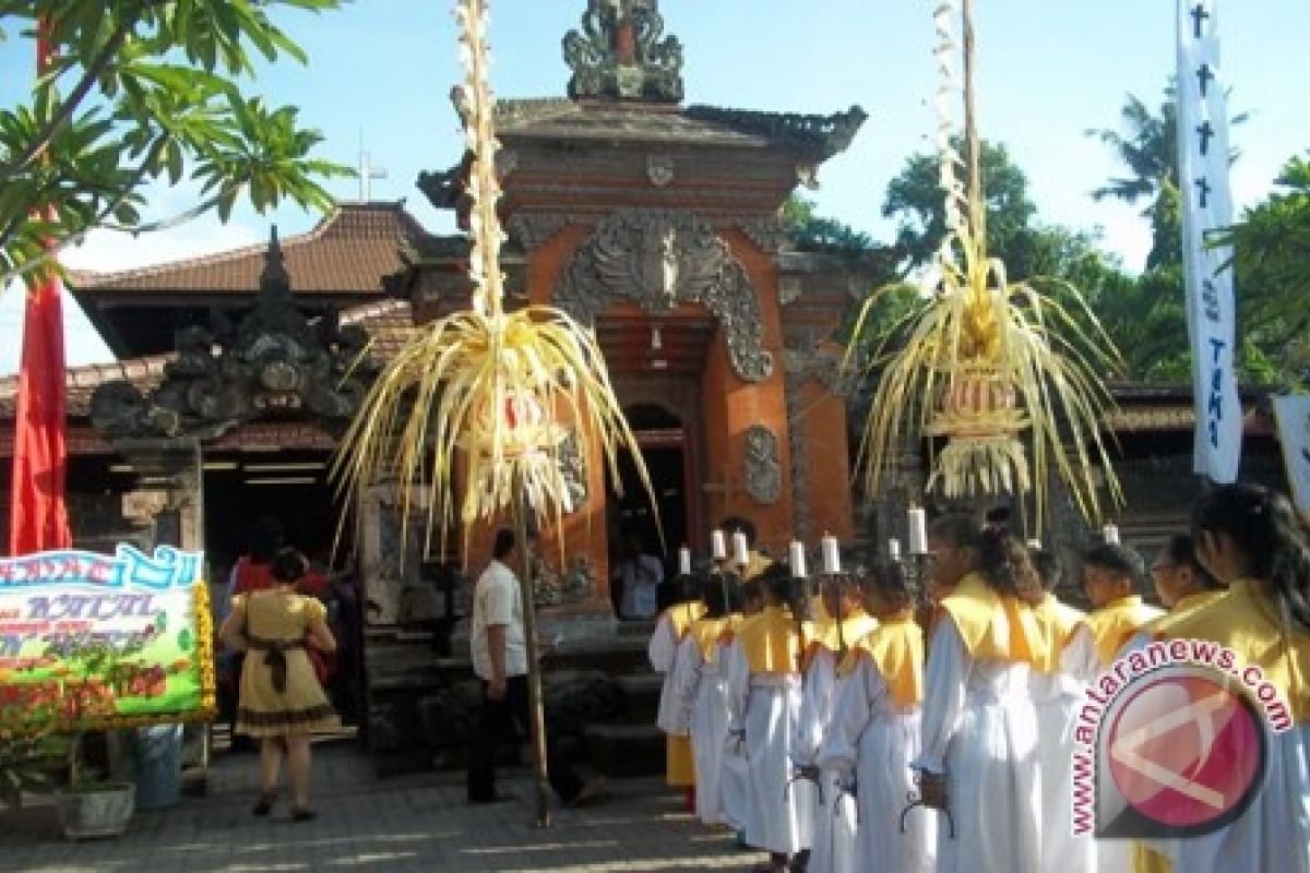 Rayakan Natal Dengan Tradisi Bali