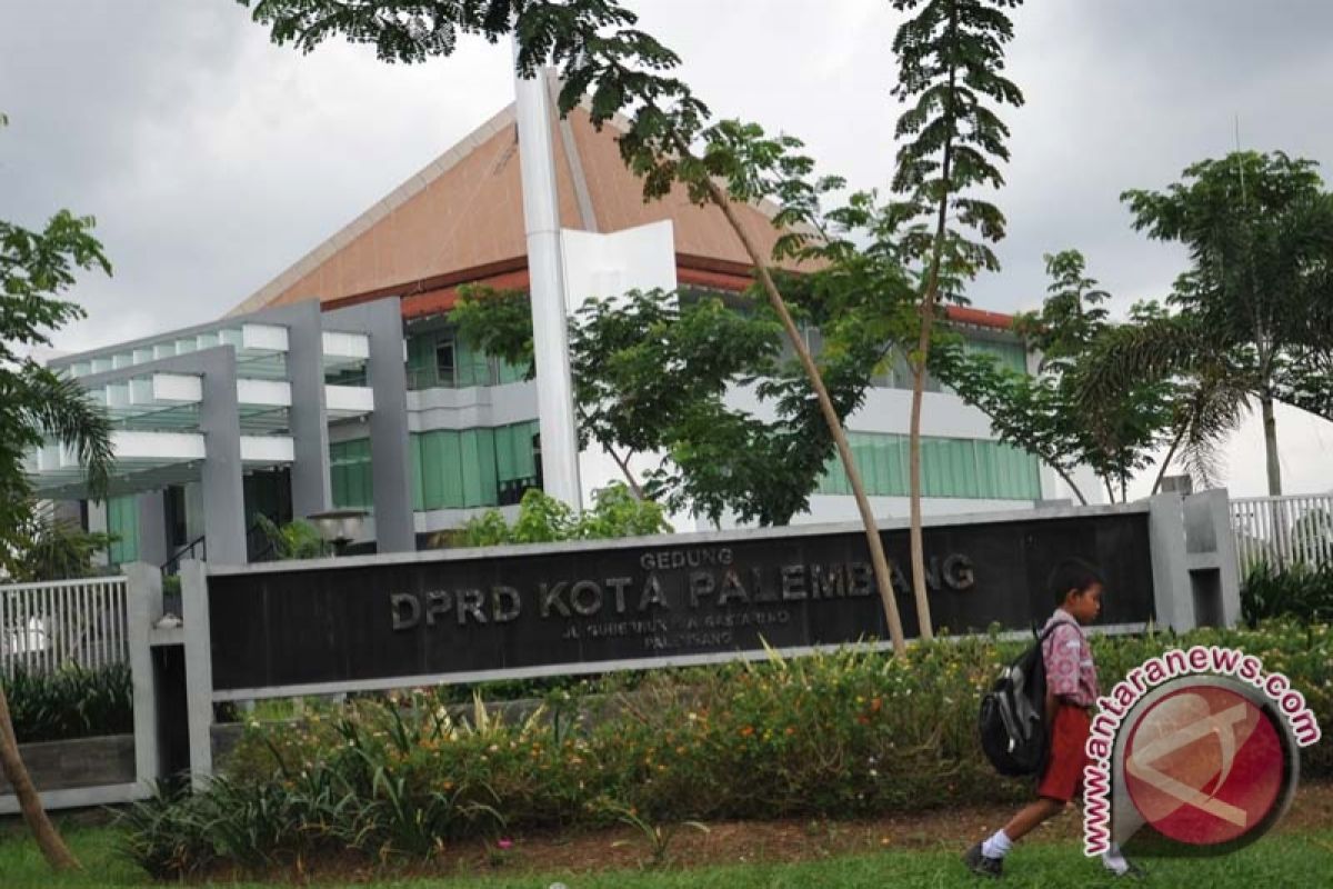 Plafon gedung DPRD Palembang rusak