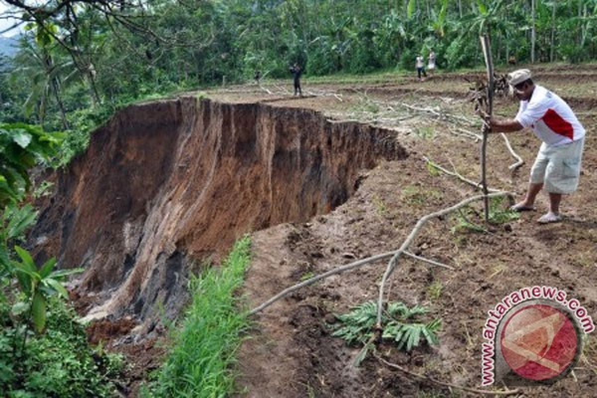 74 rumah retak akibat pergerakan tanah 