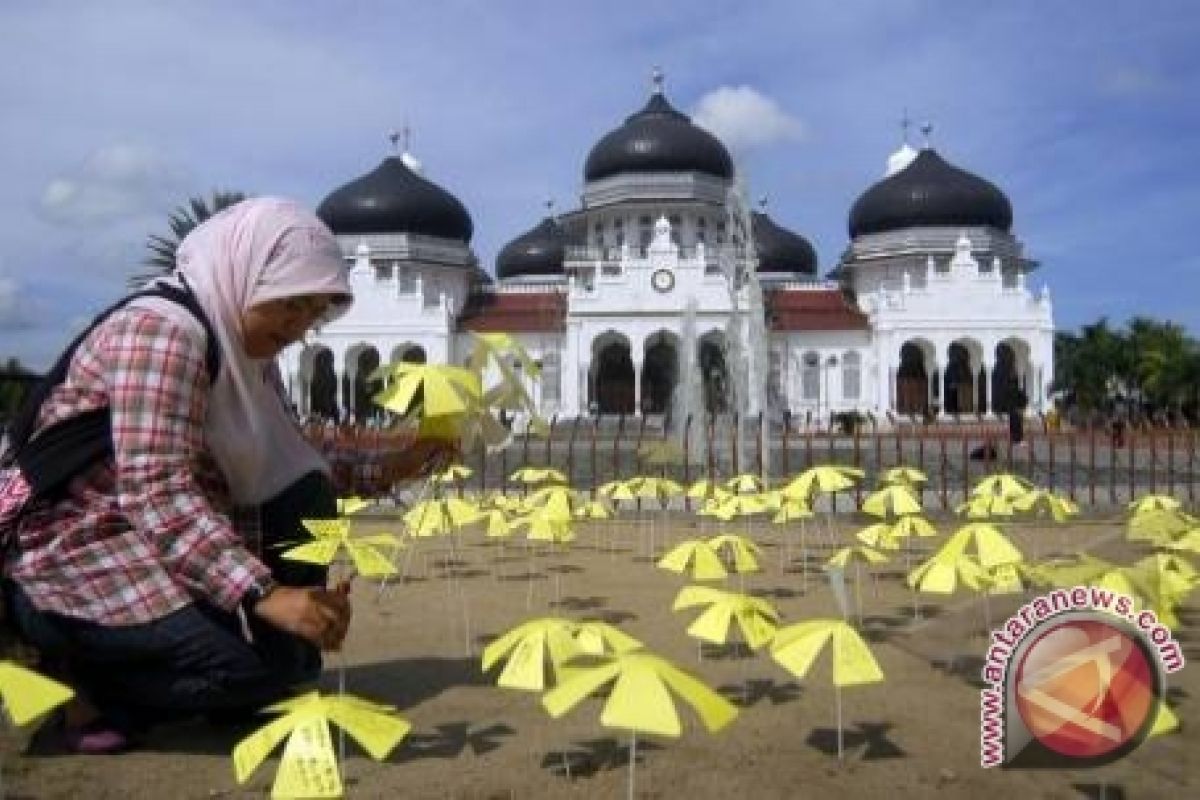 Ratusan warga Aceh doa bersama di kuburan massal