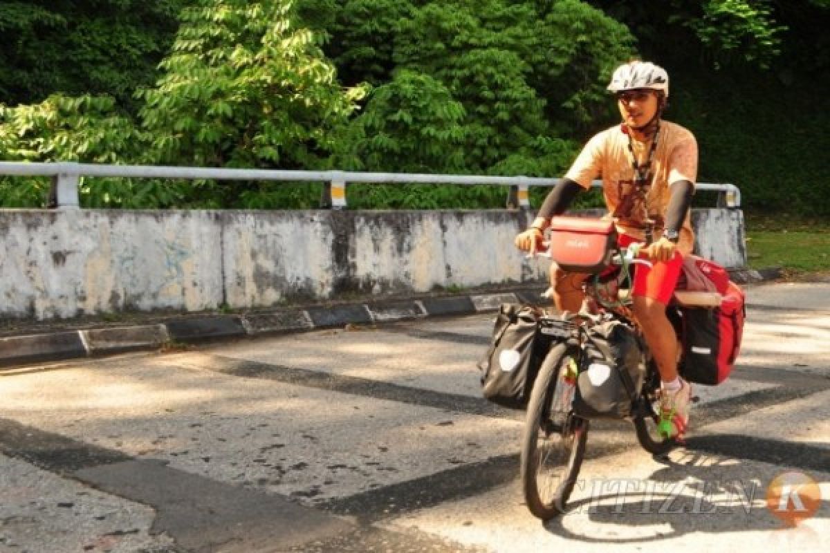 Indonesian bicyclist stranded in Russia