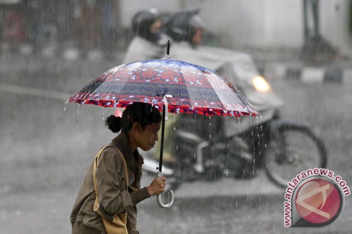 Hujan deras paksa warga Kota Pamekasan waspada banjir