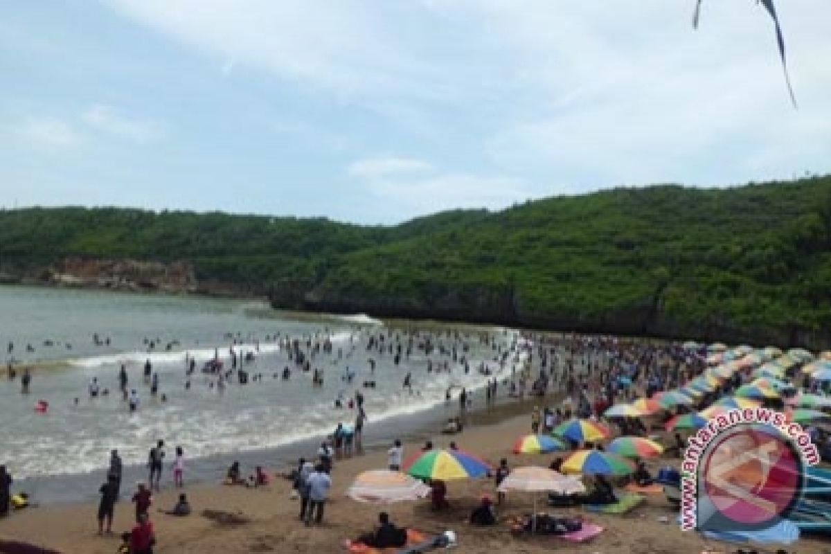 Wisatawan memadati Pantai Nglambor Gunung Kidul