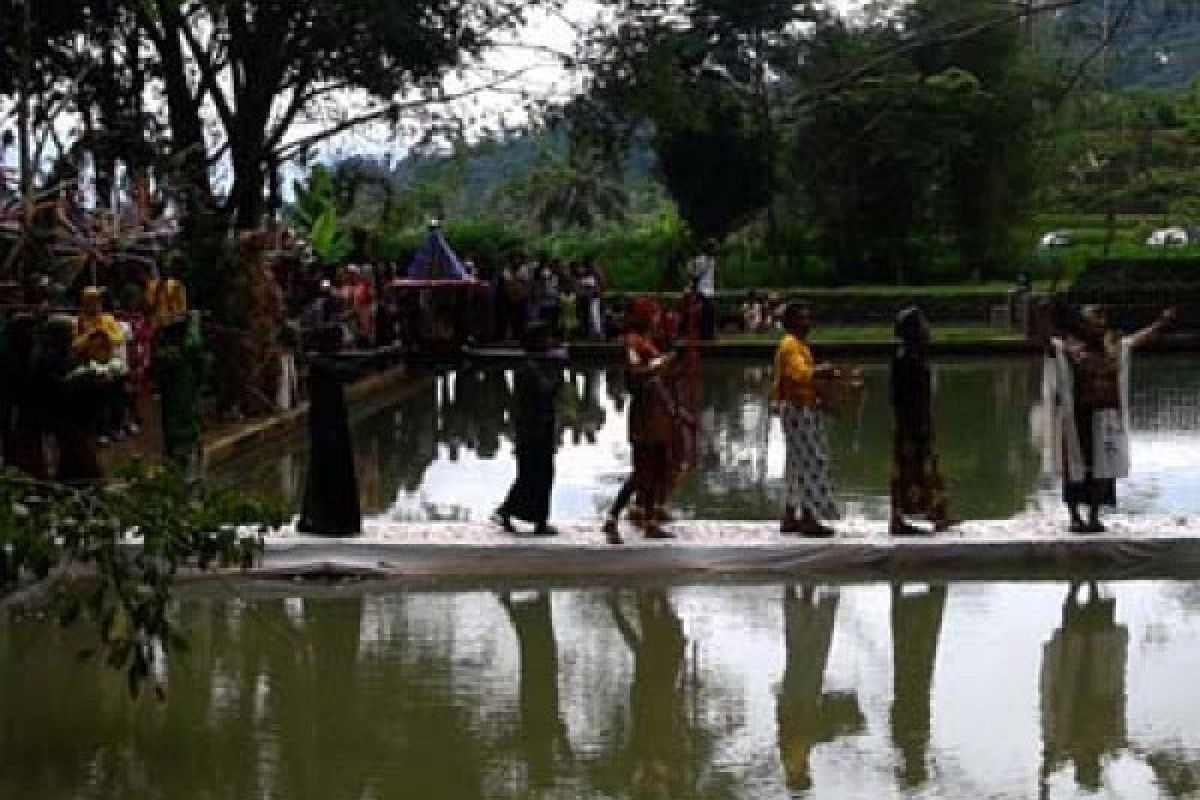 Saparan yang Tegarkan Warga dari Kejatuhan Tembakau