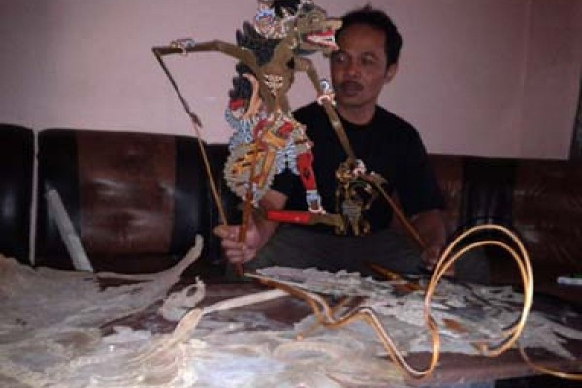 Riyanto dengan Wayang yang Berjiwa