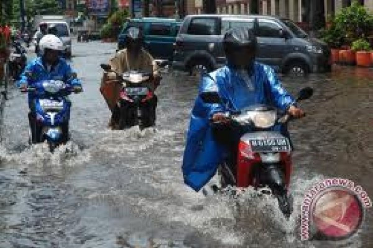 Four Dead Due to Electrocution During Flood in Semarang