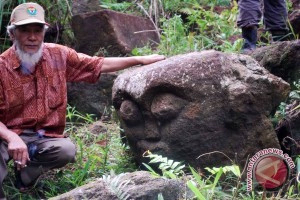 Pagaralam citizens find three ancient human statues