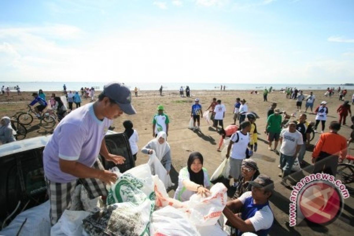 Ratusan Warga Bersih Pantai Baturakit Muntok