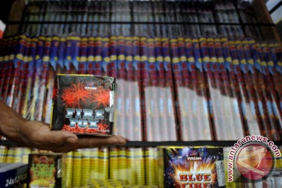 Jutaan rupiah dibakar warga untuk kembang api