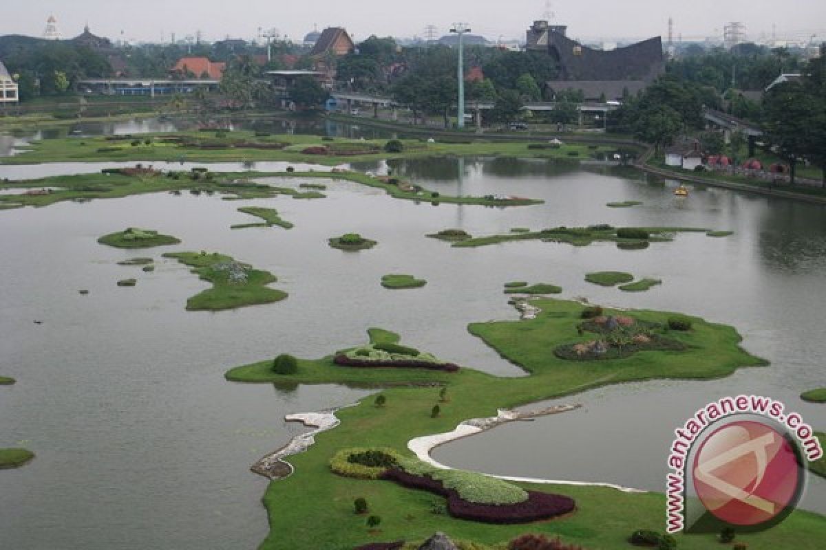 TMII dipadati pengunjung meski diguyur hujan