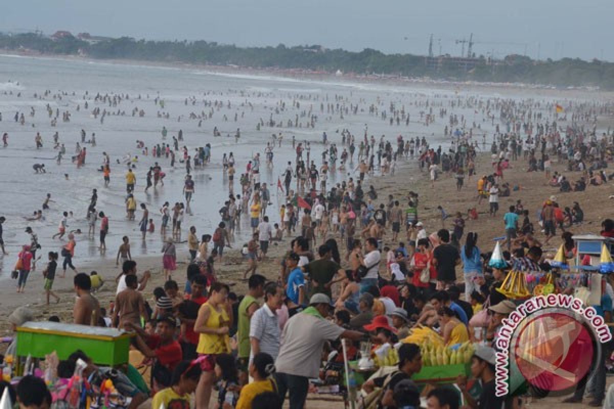 Holidaymakers pack Bali`s Kuta beach