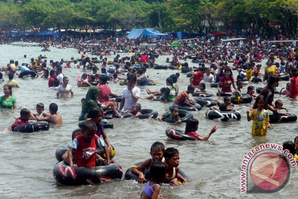 Ruas jalan Pandeglang-Labuan padat merayap