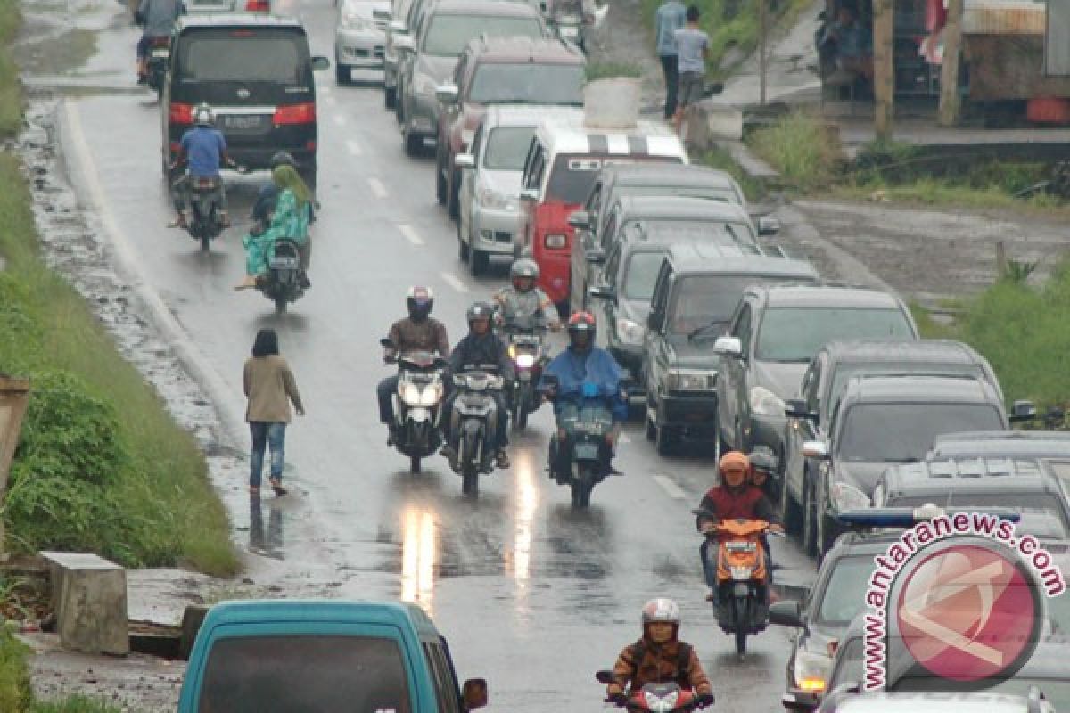 Jalur Padang-Bukittinggi kembali macet