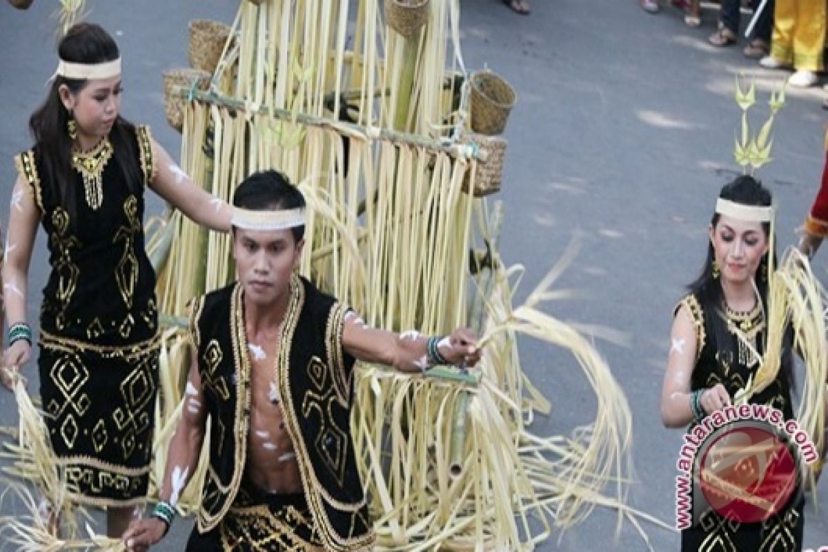 Tari Manalampas Dahiang Awali Pembukaan Mahapas Lewu 