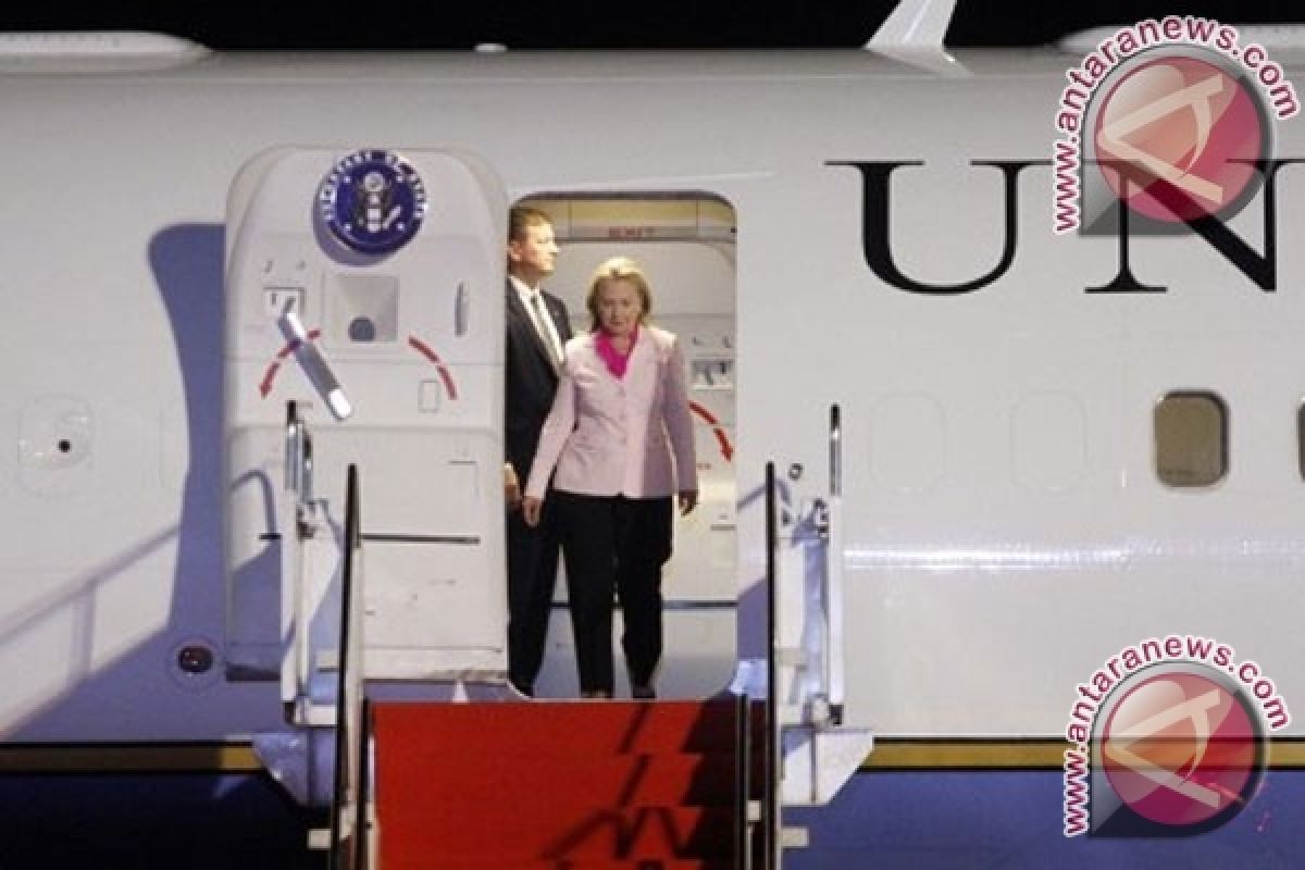  Clinton keluar dari rumah sakit paska perawatan