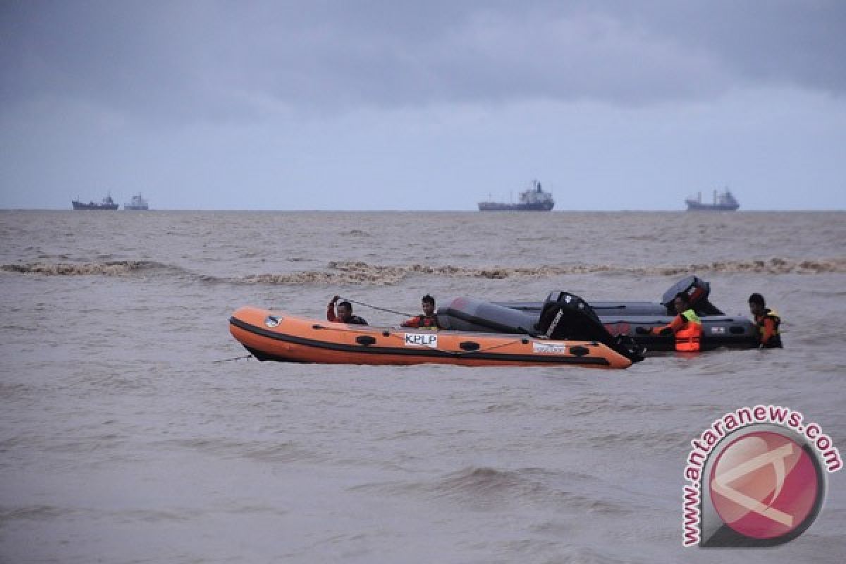 Two people missing when five fishing boats sink off E. Java