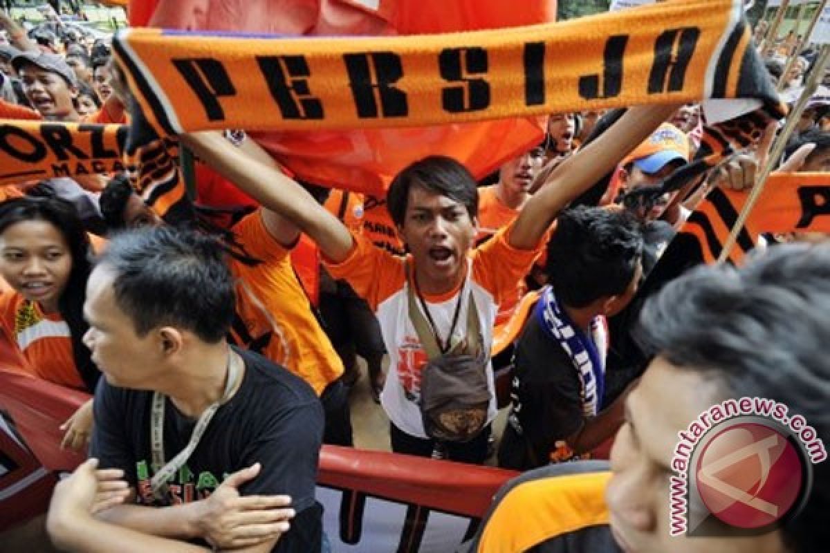 Ratusan Jakmania "tutup" jalan tol Jakarta-Cikampek