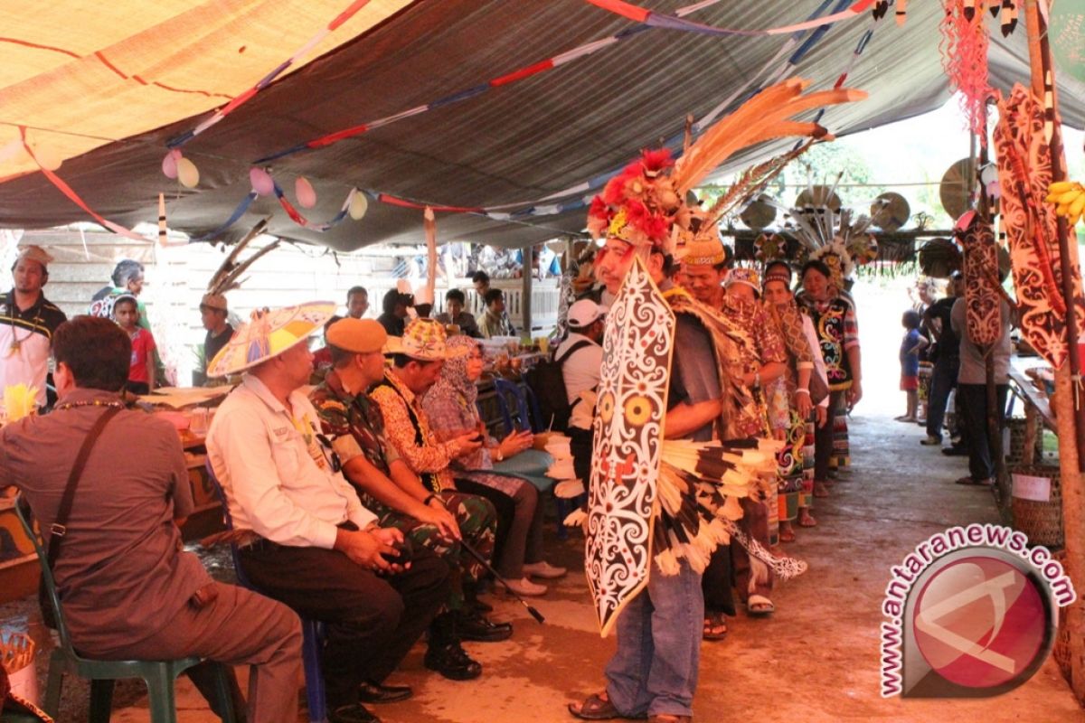 Kampung Merasa Gelar Pesta Adat Meja Panjang 