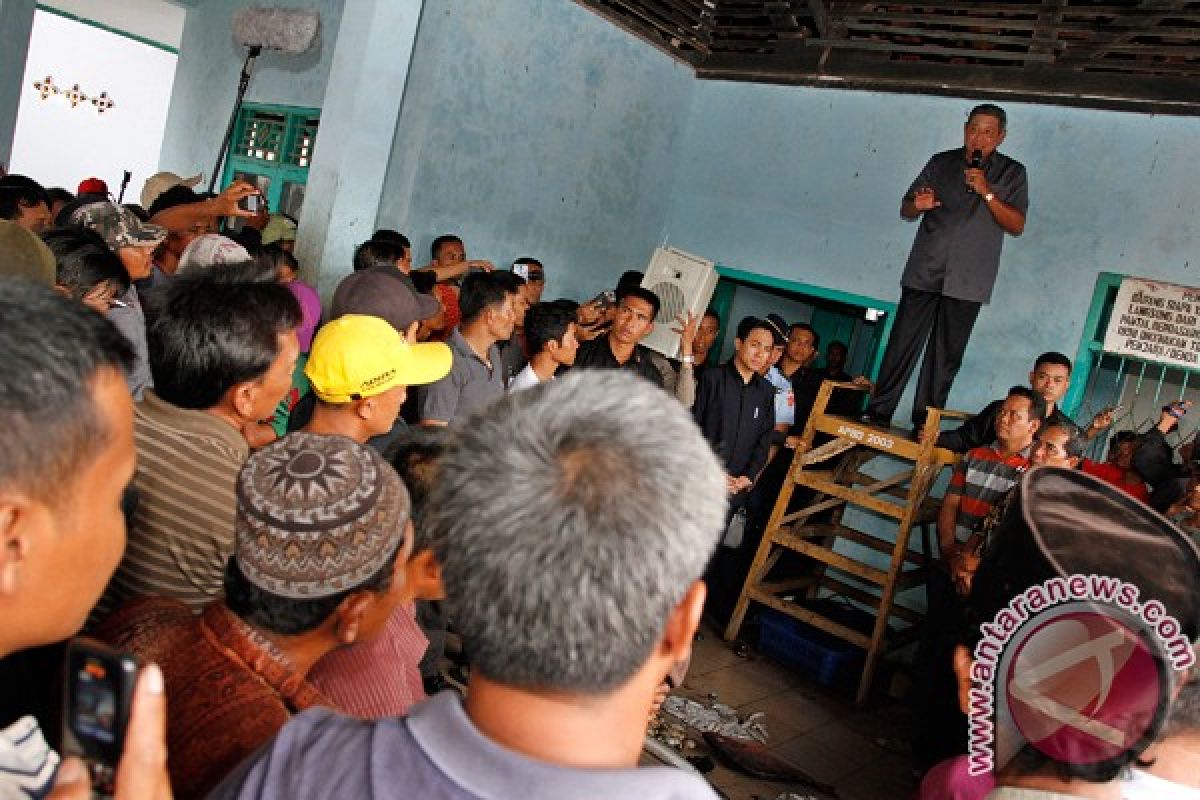 SBY prihatin kebersihan kampung nelayan