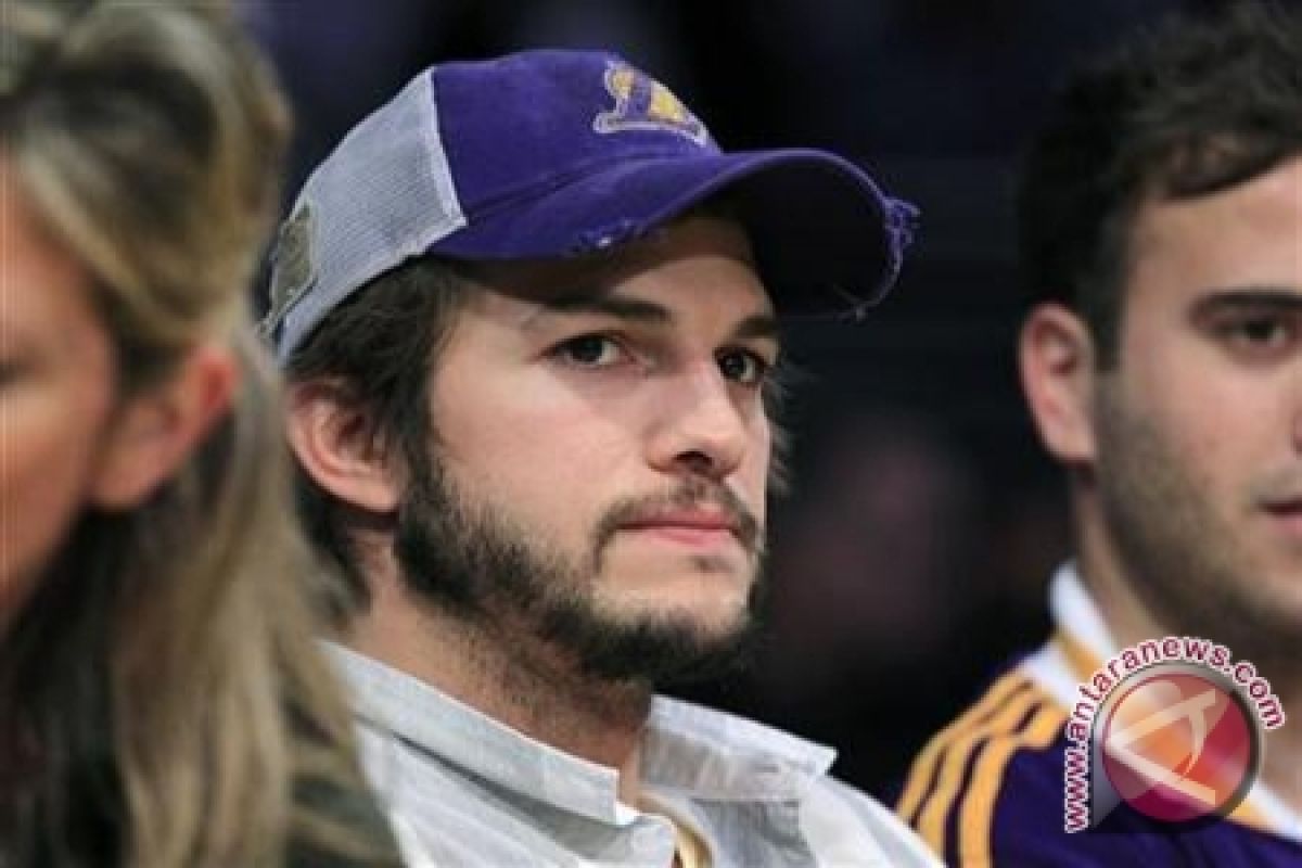 Ashton Kutcher dukung Ukraina, kampung halaman Mila Kunis
