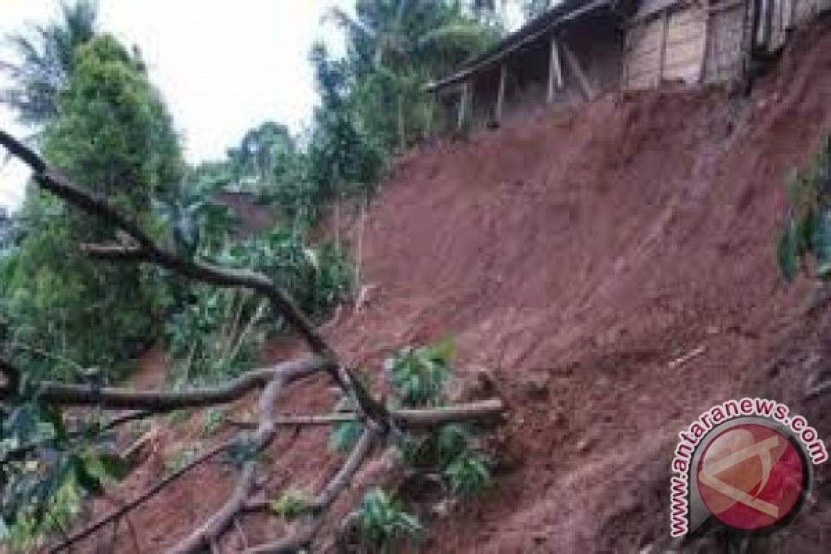 Rain triggered landslide kills two people in Sukabumi