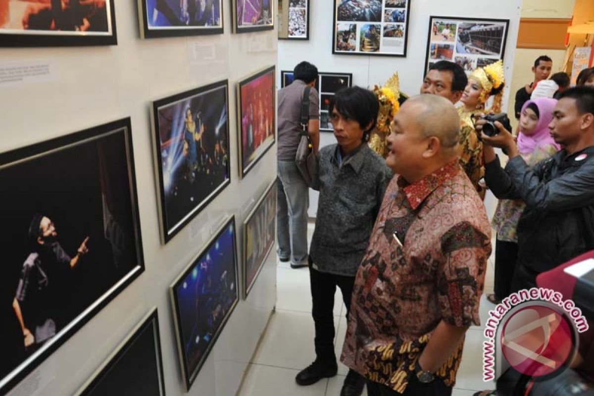 Pameran foto kilas balik pemilihan kepala daerah pacu pembangunan