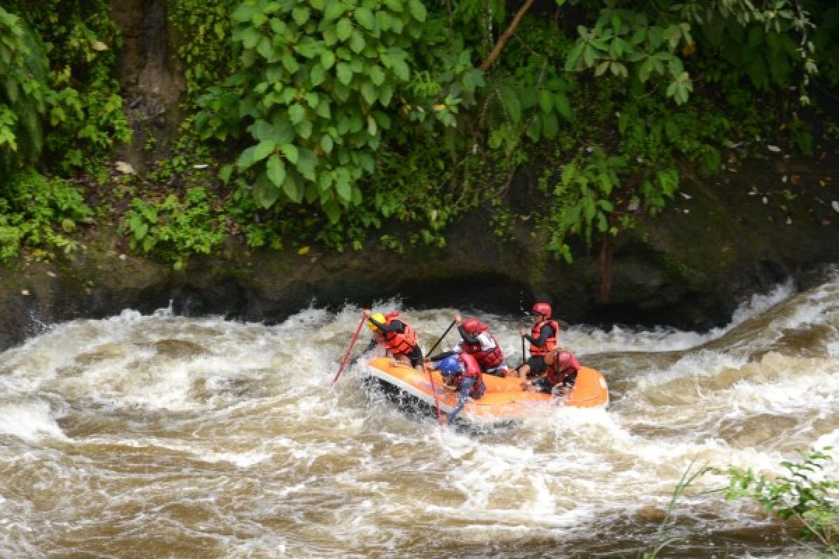 Padangpariaman Serahkan Perahu Arum Jeram Perkuat Wisata Fun-Tubing