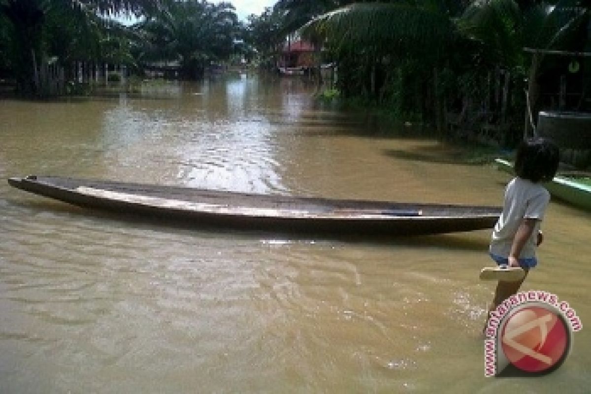 Perahu mini membantu warga di lokasi banjir Jambi Seberang