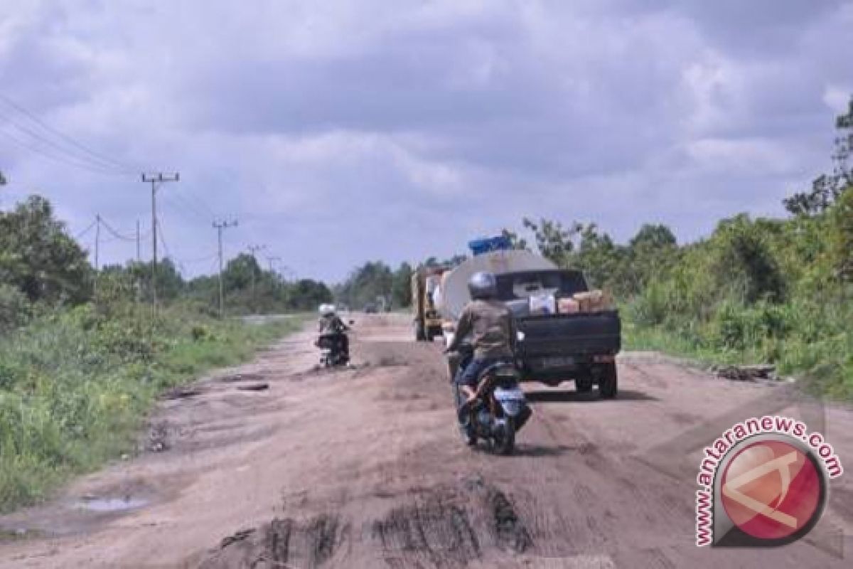 Warga Waspadai Jalan Licin Menuju Pedalaman Kotim