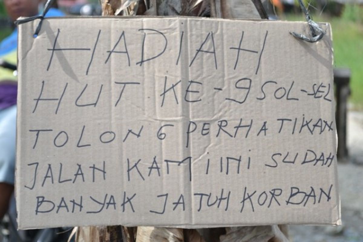 Warga Tanam Pohon Pisang Ditengah Jalan