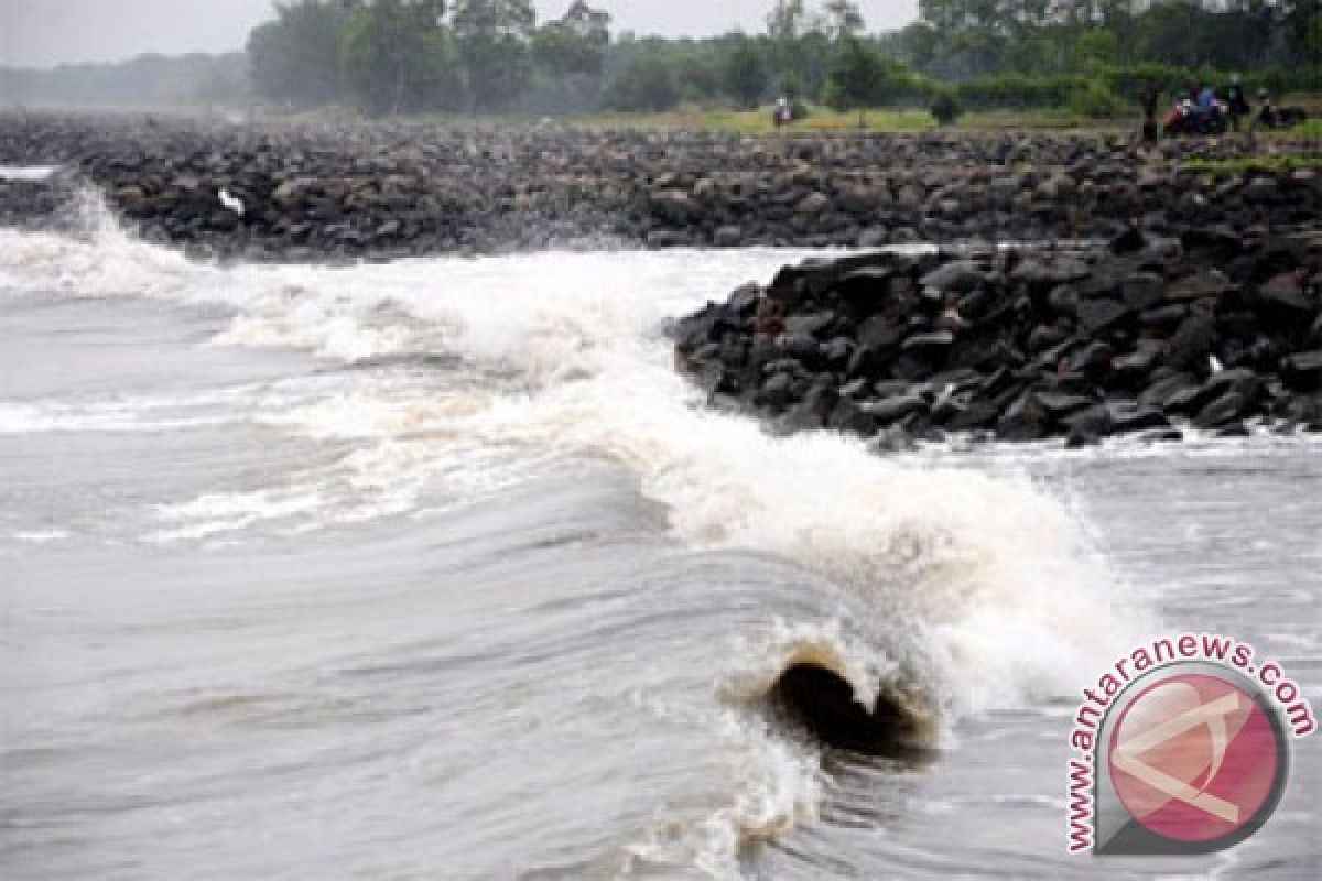 Wisatawan diminta waspada gelombang tinggi laut Garut