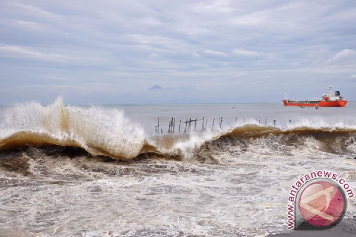 Gelombang Samudera Hindia Lampung tiga meter