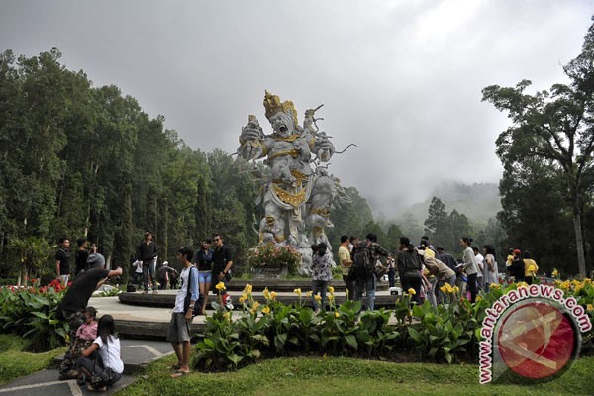 Masyarakat Bali dan wisatawan kunjungi kebun raya Bedugul