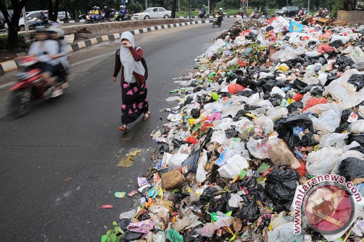Sampah Lebaran menumpuk di pinggir jalan